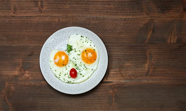 Placa Con Huevos Fritos Sobre Mesa Madera Marrón Espacio Para — Foto de Stock