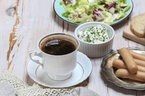 Sarapan Meja Dengan Secangkir Kopi Sehat Salad Pondok Dan Sosis — Stok Foto