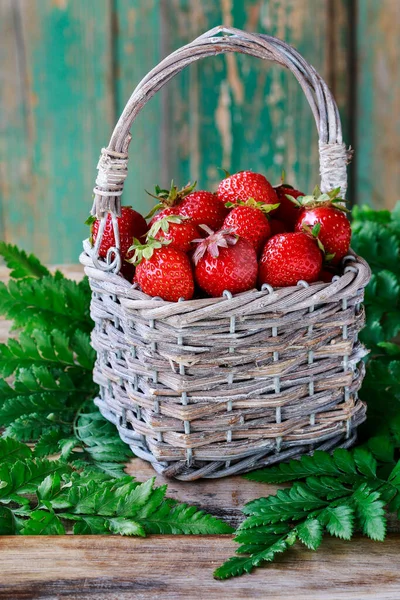 Cesta Fresas Sobre Una Mesa Madera Entre Hojas Helecho Alimento —  Fotos de Stock