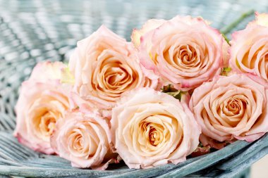 Turkuaz hasır sepet pembe güller