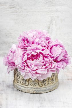 Pembe peonies ve ahşap kutu gül.