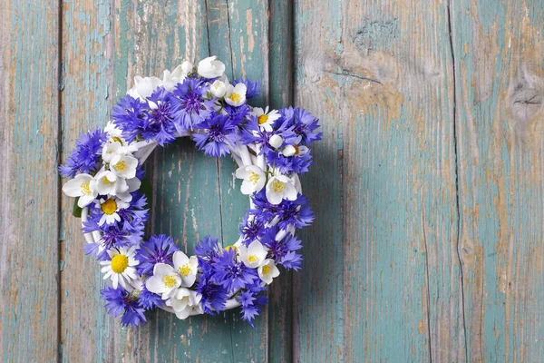 White wicker wreath decorated with cornflowers, chamomiles and j — Stock Photo, Image