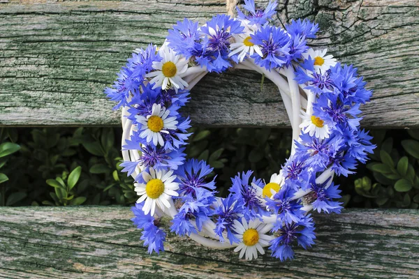 Weidenkranz mit Kornblumen und Kamillen — Stockfoto