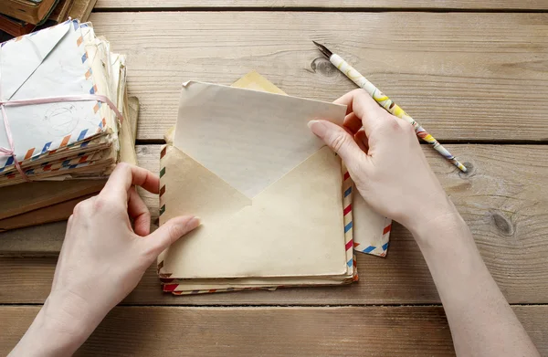 Vrouw leest brief uit het verleden — Stockfoto