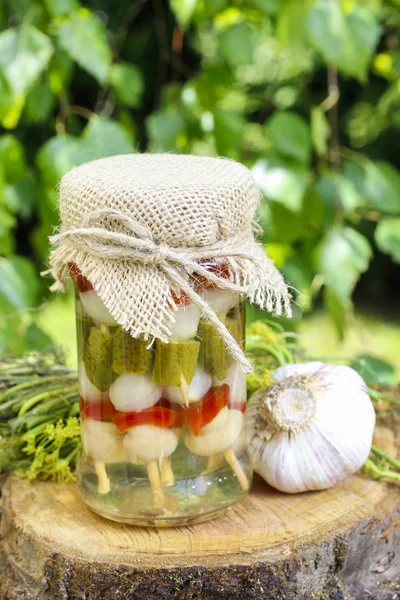 Verduras en vinagre en frasco de vidrio —  Fotos de Stock