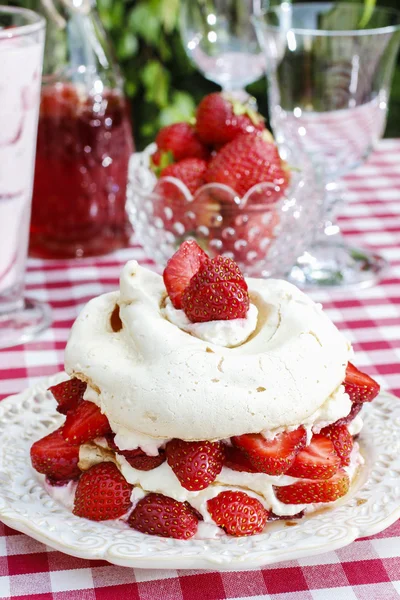 Garden party: pavlova with strawberries — Stock Photo, Image