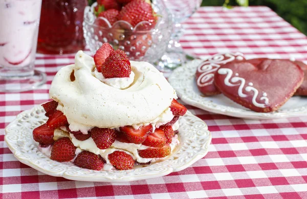 Garden party: pavlova with strawberries — Stock Photo, Image