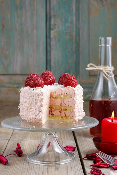 Layer strawberry cake — Stock Photo, Image