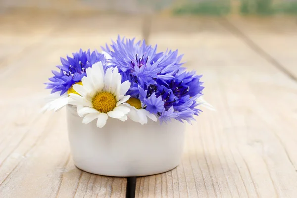 Bouquet of cornflowers and chamomiles — Stock Photo, Image