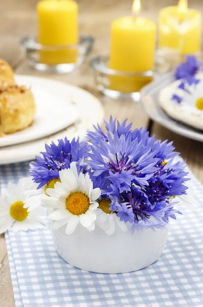 Bouquet di fiordaliso e camomilla — Foto Stock