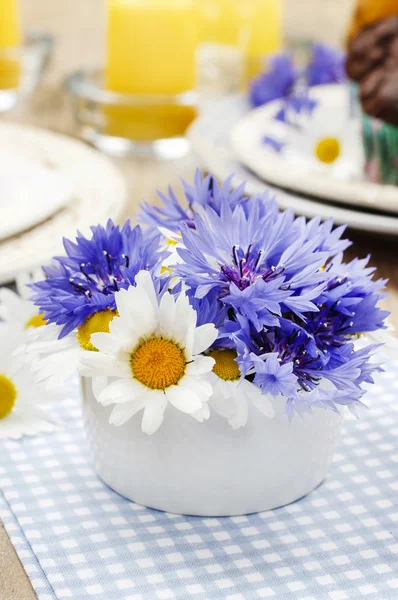 Bouquet di fiordaliso e camomilla — Foto Stock