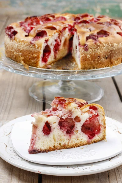 Pezzo di torta di fragole su piatto di ceramica — Foto Stock