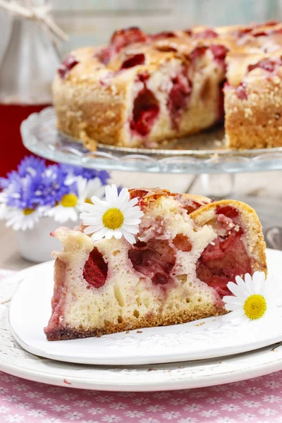 Piece of strawberry cake on ceramic plate — Stock Photo, Image