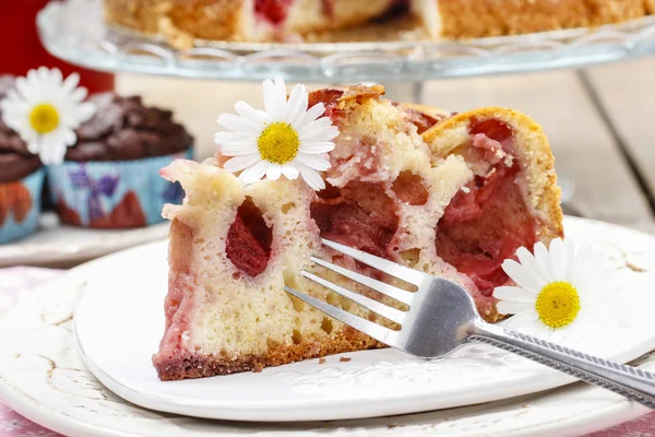Stuk van aardbei taart op keramische plaat — Stockfoto