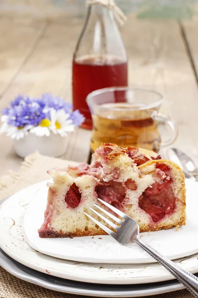 Bucată de tort de căpșuni pe placa ceramică — Fotografie, imagine de stoc