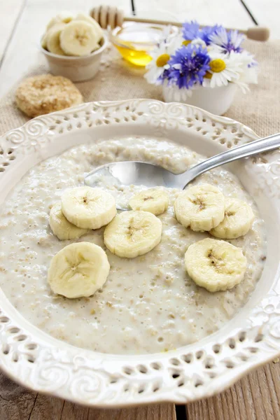 Micul dejun sănătos: terci cu banane — Fotografie, imagine de stoc