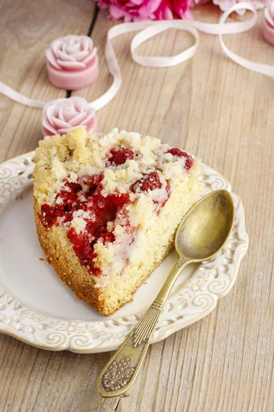 Stück Erdbeerkuchen auf Keramikteller — Stockfoto