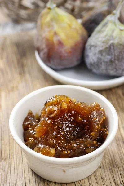 Bowl of fig jam and raw figs — Stock Photo, Image