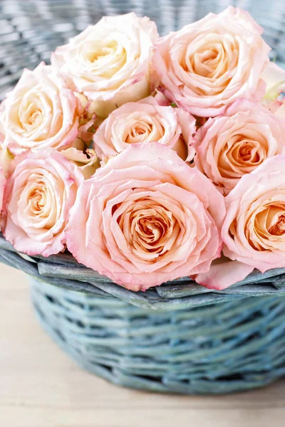 Růžové růže v tyrkysové proutěný koš — Stock fotografie