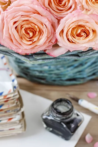 Roses roses en osier turquoise panier — Photo