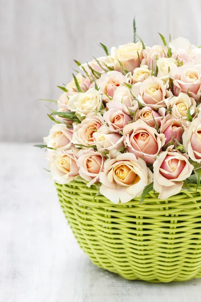 Korb mit Rosen — Stockfoto