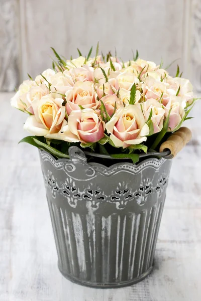 Ramo de rosas en cubo decorativo gris —  Fotos de Stock