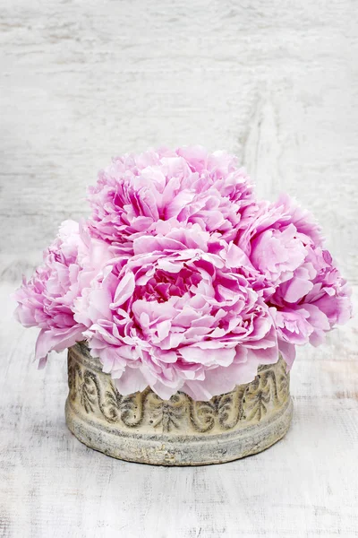 Pink peonies and roses in wooden box. — Stock Photo, Image