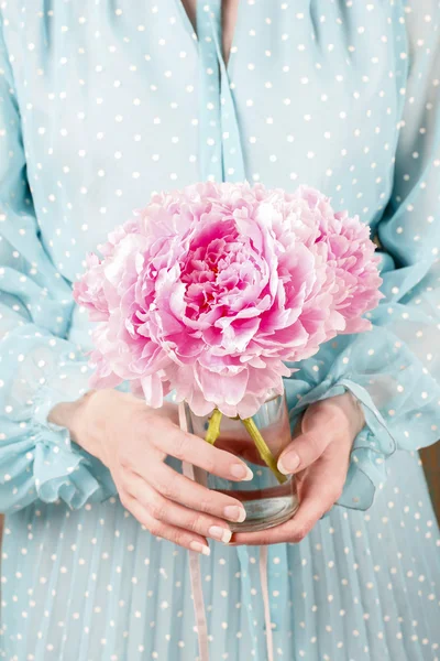 Mujer sosteniendo ramo de peonías rosadas — Foto de Stock