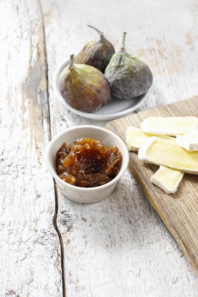 Bowl of fig jam and raw figs 