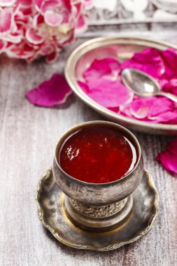 Jöle yenilebilir gül (rosa rugosa) yaprakları ile yapılan