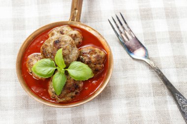 Domates soslu köfte.