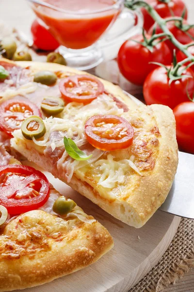 Italian cuisine: pizza — Stock Photo, Image