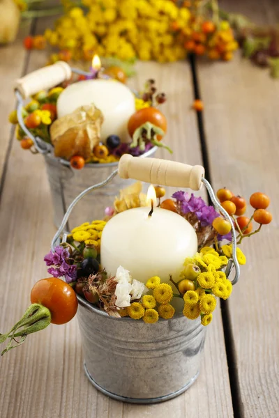 Silberner Eimer mit Herbstblumen und anderen Pflanzen. — Stockfoto