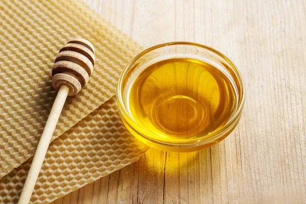 Cuenco de miel y panal en el fondo . — Foto de Stock