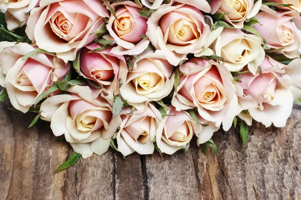 Pink roses on wooden background — Stock Photo, Image