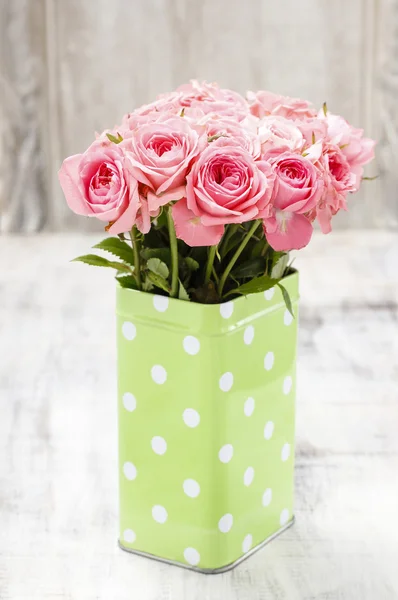 Buquê de rosas em lata pontilhada verde — Fotografia de Stock