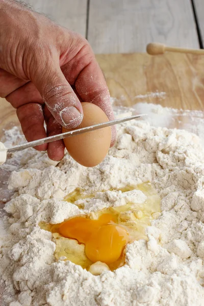 Jak udělat pečivo - krok za krokem: brzdění vejce — Stock fotografie