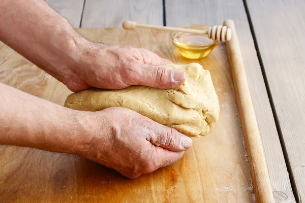 Come fare una pasticceria - poco a poco: impastare una pasta — Foto Stock