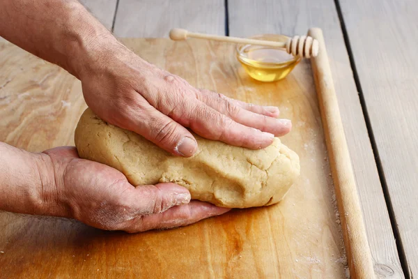 Wie man einen Teig macht - Schritt für Schritt: Kneten eines Teiges — Stockfoto