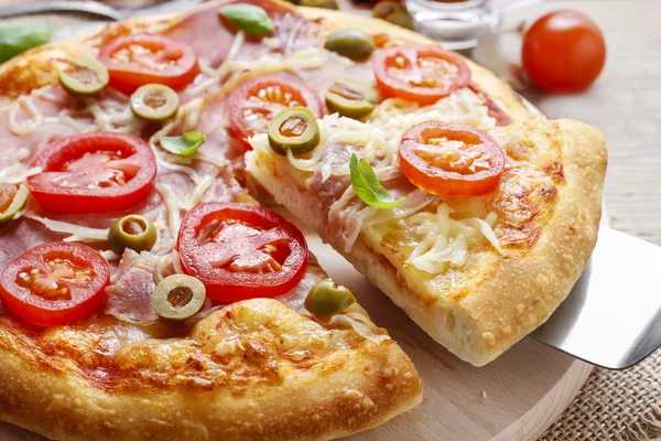 Italian cuisine: pizza — Stock Photo, Image