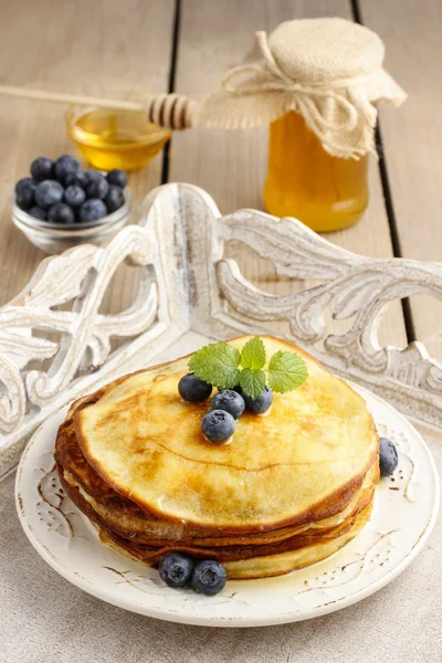 Stapel van pannenkoeken met siroop en bosbessen — Stockfoto