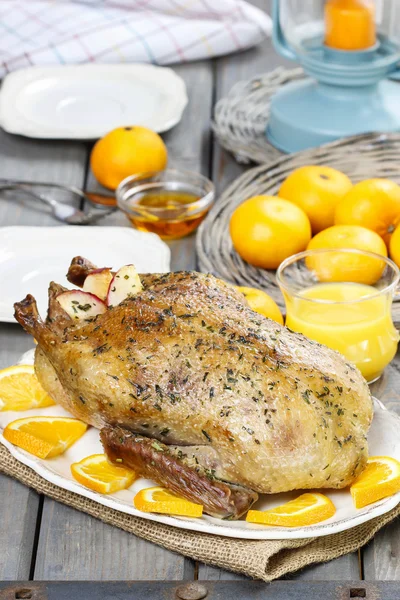 Pečená Vodňanská kachna s pomeranče na dřevěný stůl — Stock fotografie