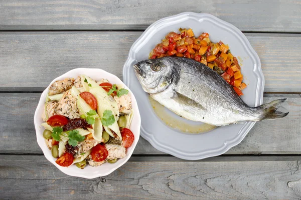 Vista dall'alto del pesce orata su fondo di legno . — Foto Stock