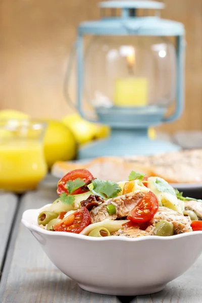 Ensalada de salmón sobre mesa de madera — Foto de Stock