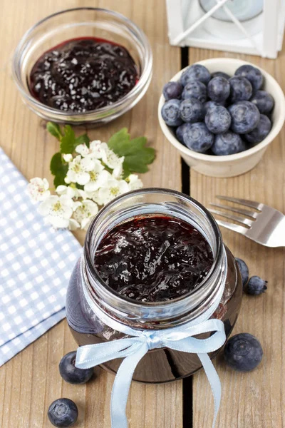 Jar of blueberry jam decorated with blue bow — Stock Photo, Image