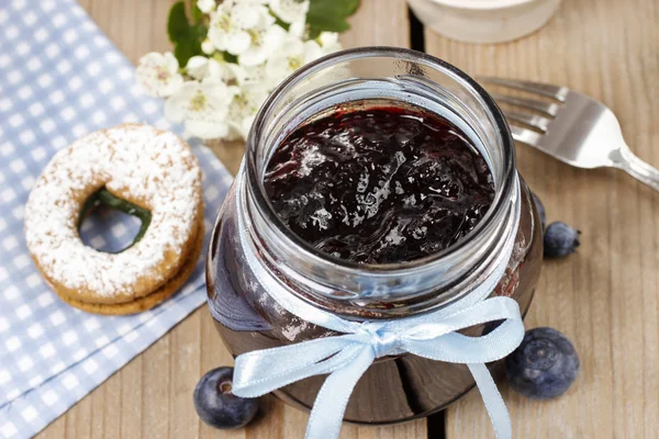 Jar of blueberry jam decorated with blue bow — Stock Photo, Image
