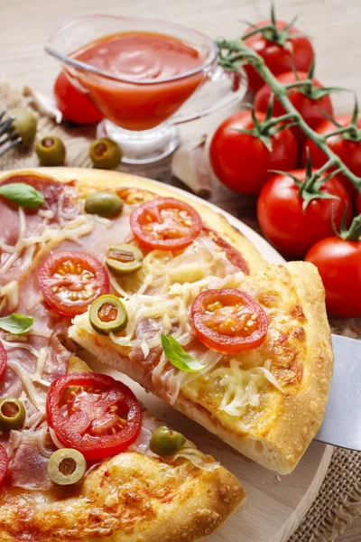 Italian cuisine: pizza — Stock Photo, Image