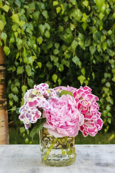 Μπουκέτο Ορτένσια (Hydrangea macrophylla) και peony λουλούδια — Φωτογραφία Αρχείου