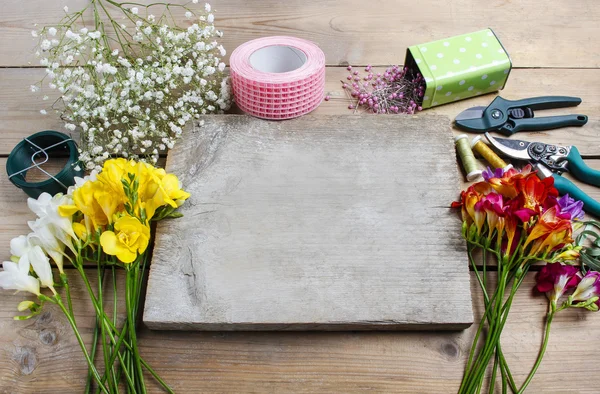 Florist at work. Woman making bouquet of spring freesia flowers — Stock Photo, Image