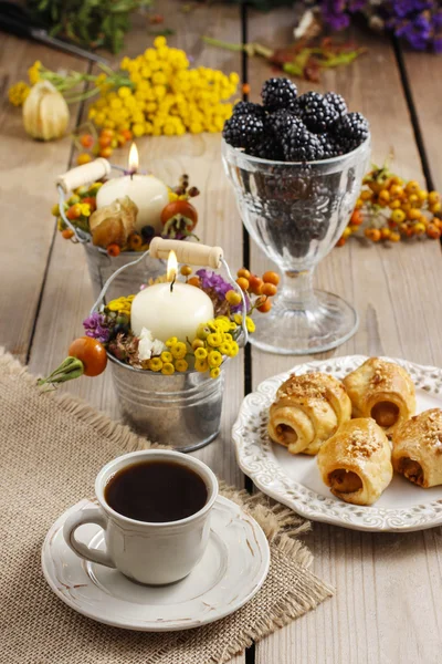 Mesa de desayuno: taza de café y bollos con chocolate — Foto de Stock